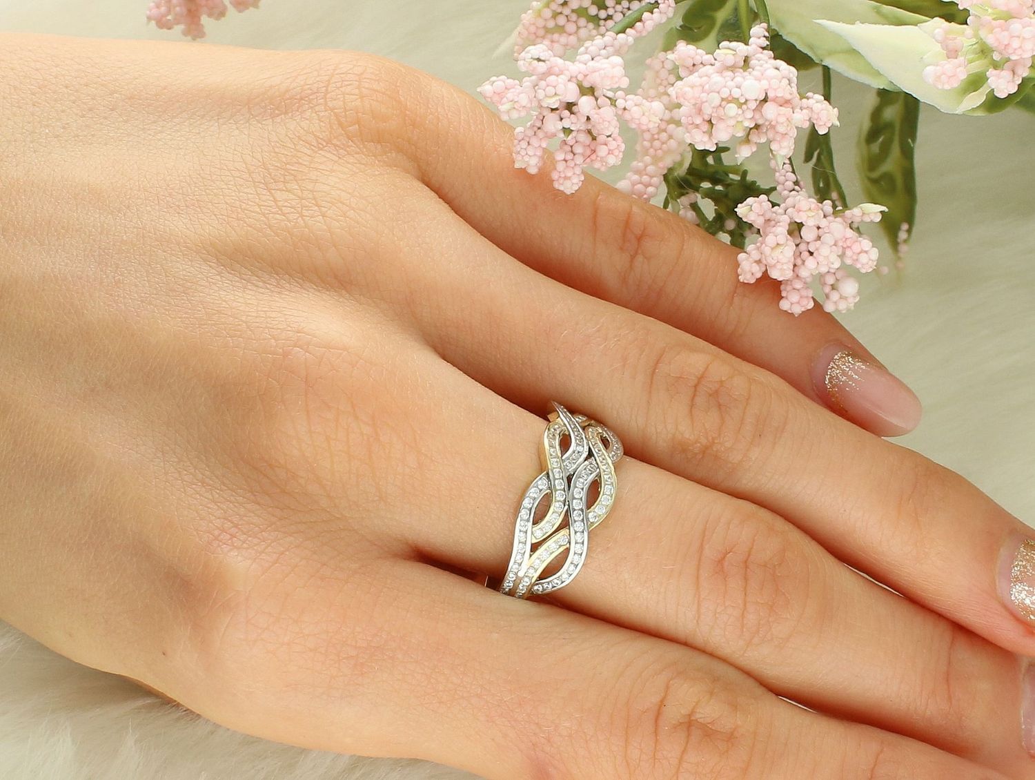 Pierścionek złoty pleciony cyrkonia próba 375, PI 1390 375  Pierścionek z zachowaniem dbałości o każdy szczegół i detal. Dodatek łączy w sobie symbolikę kruszcu i koloru, z jednej strony może więc być 1.jpg